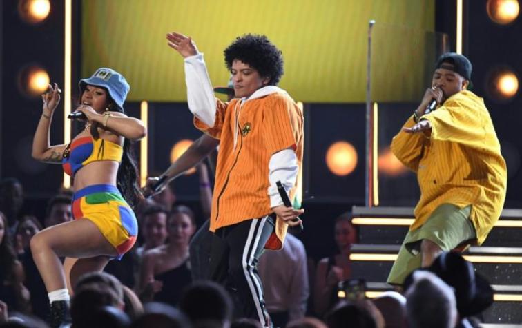 Bruno Mars y Cardi B sorprendieron con colorido espectáculo en los Grammy