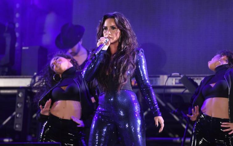 Demi Lovato sorprendió con apasionado beso a su bailarina en concierto de Año Nuevo