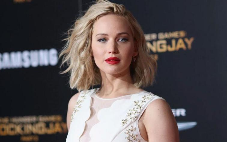 Jennifer Lawrence sale a comprar con pantuflas y muestra nueva tendencia