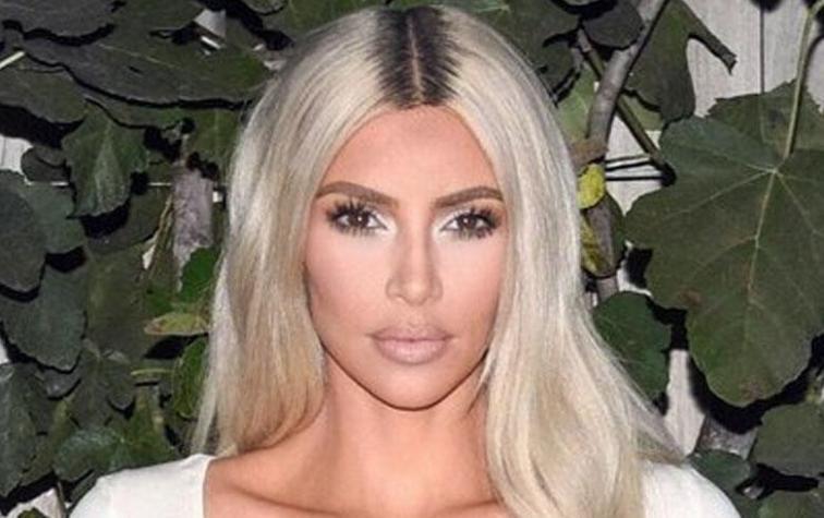 Kim Kardashian luce su nueva dentadura y algo más en redes sociales