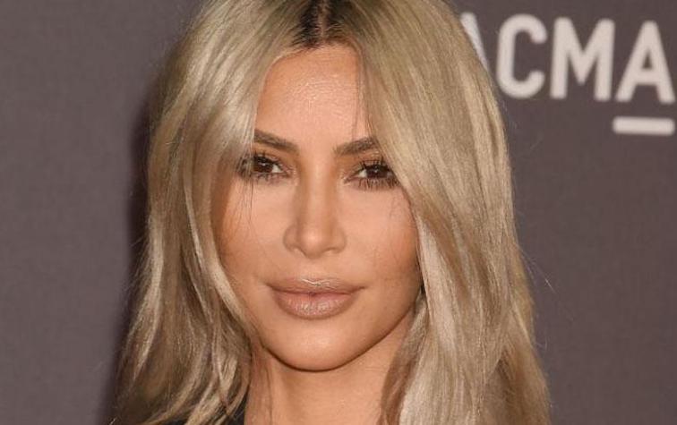 Captan a Kim Kardashian cubriendo su celulitis para sesión de fotos playera