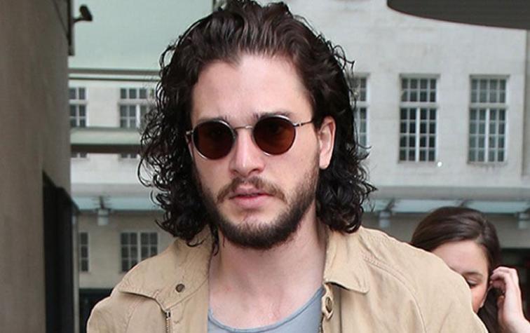 Echaron de un bar a Kit Harington por estar borracho