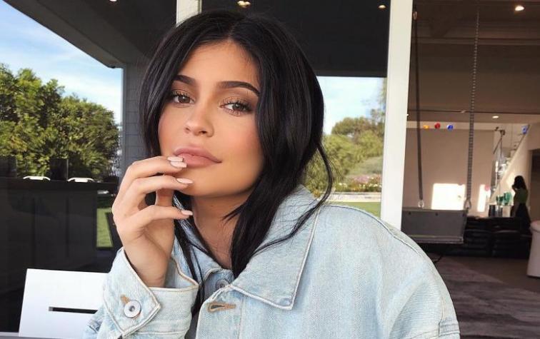 Kylie Jenner intenta ocultar su embarazo en campaña publicitaria