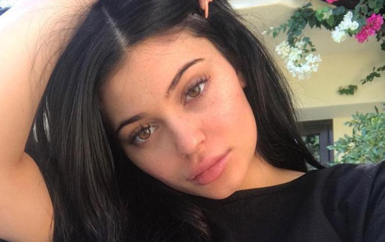 Kylie Jenner mostró su lado maternal con bebé en brazos