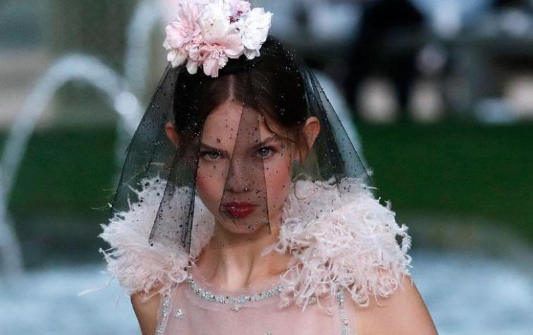 Chanel exhibe rupturista vestido de novia en desfile