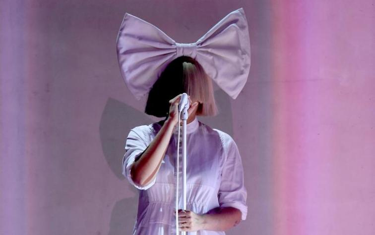 Sia sorprendió a sus seguidores al mostrar su rostro en redes sociales