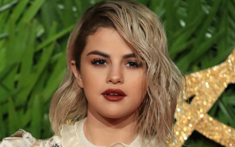 Selena Gomez reaparece en NYFW con nuevo look