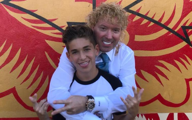 Hijo de Leonardo Farkas muestra look antiguo igual al de su papá 