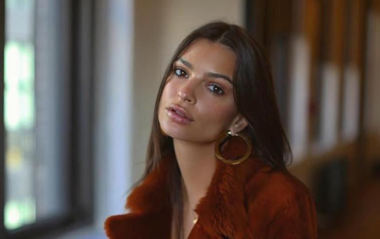 Emily Ratajkowski se casó con un traje de dos piezas