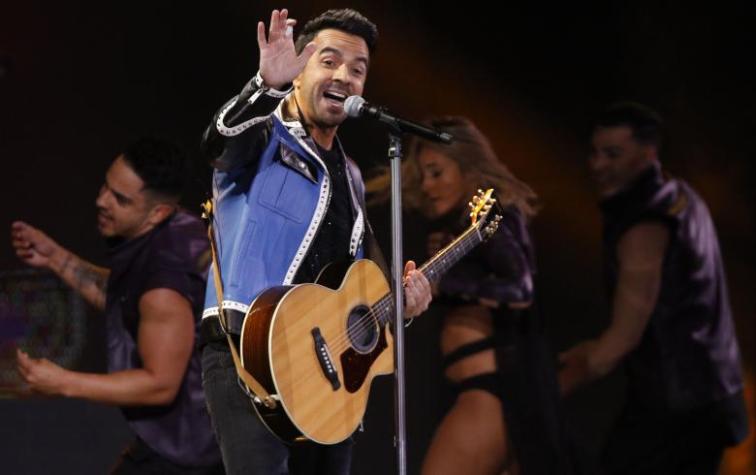 La divertida reacción de Luis Fonsi al cartel subido de tono de una fan