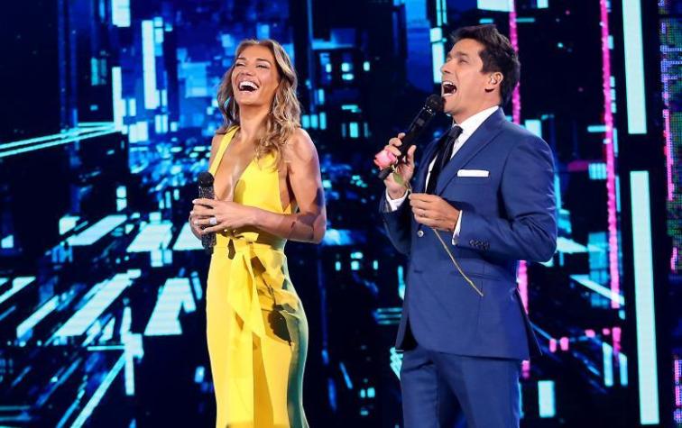 Carolina de Moras deslumbró con vestido amarillo en la quinta noche de festival