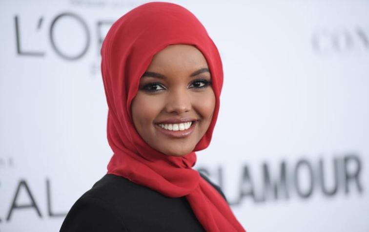 Halima Aden se convierte en la primera modelo en posar con hiyab