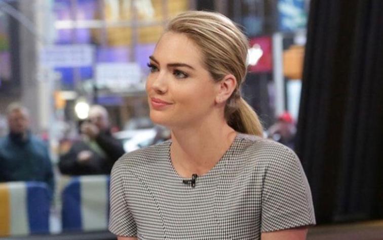 La vergonzosa caída de Kate Upton que arruinó el "topless" que realizaba en una sesión de fotos