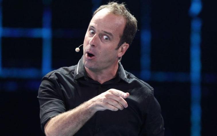 Stefan Kramer bromeó con collage que le entregaron a Miguel Bosé