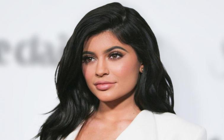 Kylie Jenner compartió sensual selfie en su auto pero este particular detalle la dejó en evidencia