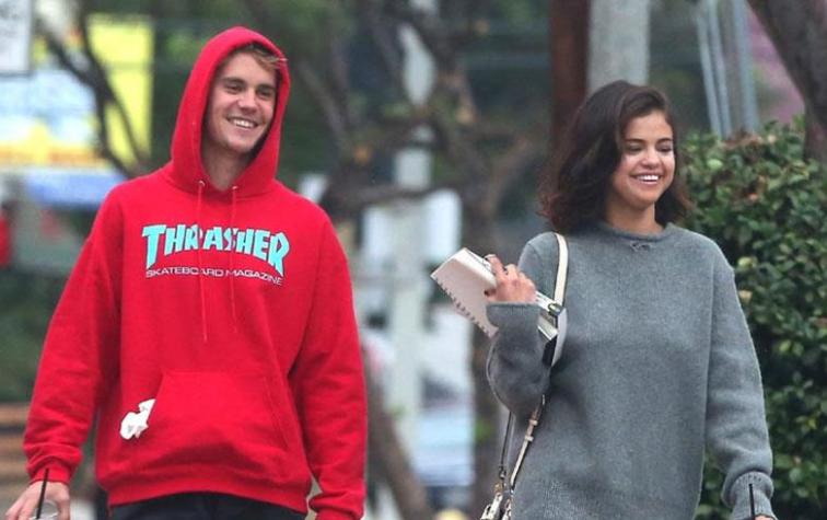 Selena Gomez y Justin Bieber fueron captados saliendo de la iglesia