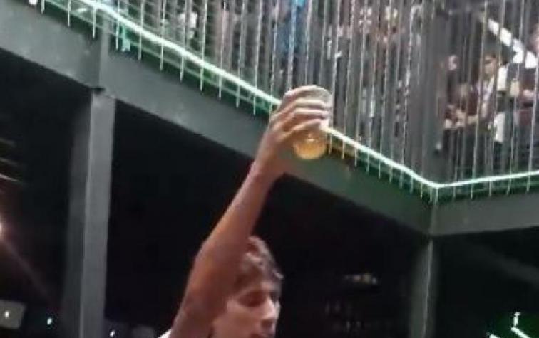 Mago hizo truco con cerveza en un bar y provocó la locura de los presentes 