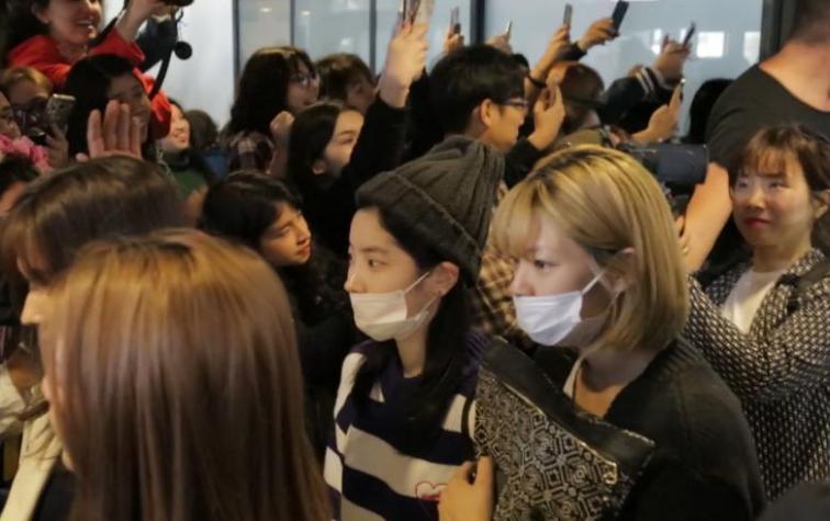 Llegada de "Idols" del K-Pop genera caos en el aeropuerto de Santiago
