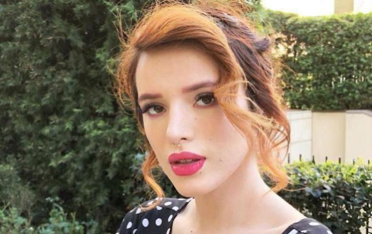 Bella Thorne se desabrocha el pantalón en concierto