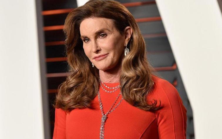 Caitlyn Jenner reaparece en el after party de los Oscar 2018 con personalizada cartera