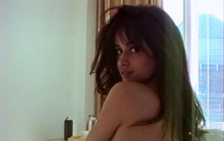 Camila Cabello sorprendió a sus fanáticos con sensual videoclip 