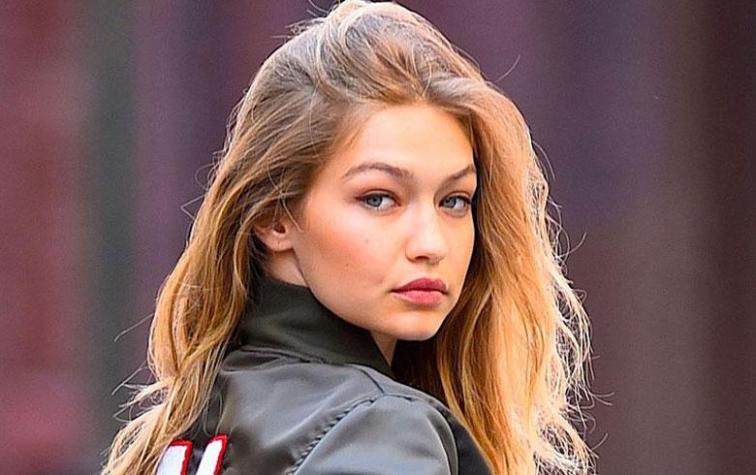 Gigi Hadid estampa en su polera el beso entre Cara Delevingne y la modelo Adwoa Aboah