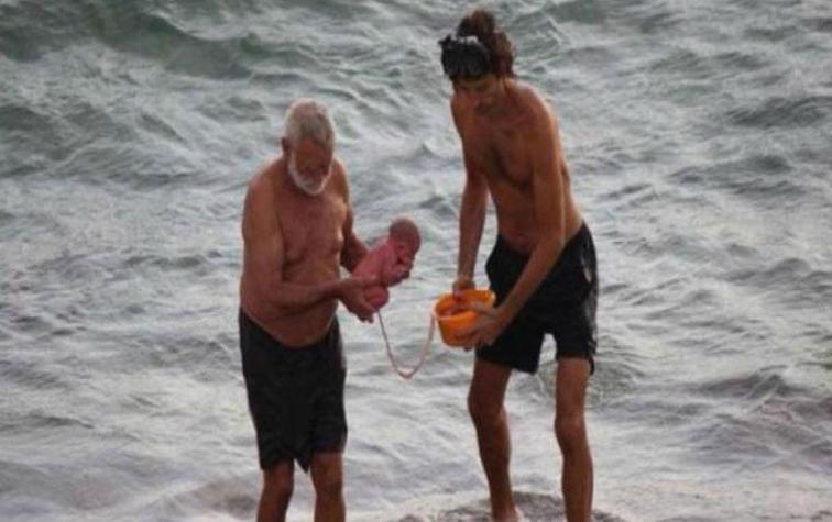 El momento en que una mujer da a luz mientras se baña en el mar