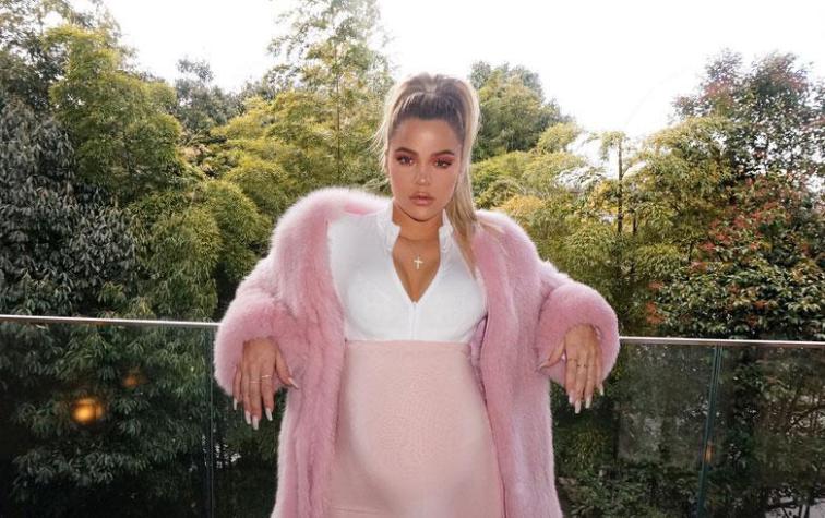  Khloé Kardashian posa en toples a semanas de dar a luz