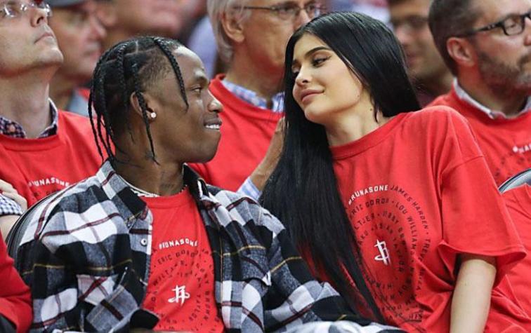 Kylie Jenner apareció luciendo un particular anillo y empezaron las especulaciones