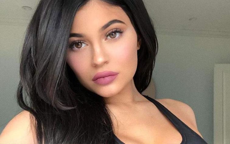 Kylie Jenner sorprende al mostrar su abdomen plano a dos meses de ser madre