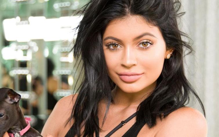 ¡Hija de Kylie Jenner ya sabe tomarse selfies!
