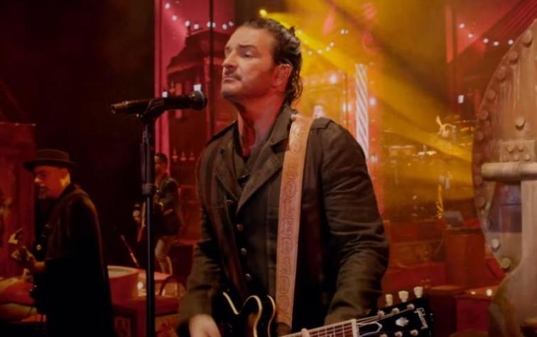 Ricardo Arjona lanza el videoclip de “Señorita”