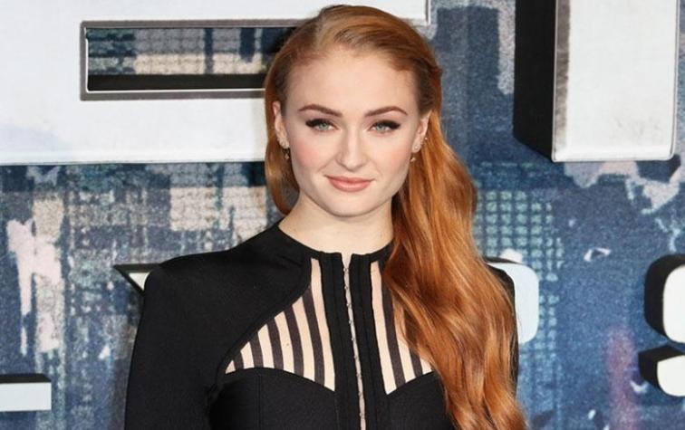 Sophie Turner derrocha estilo con blazer y cinturón