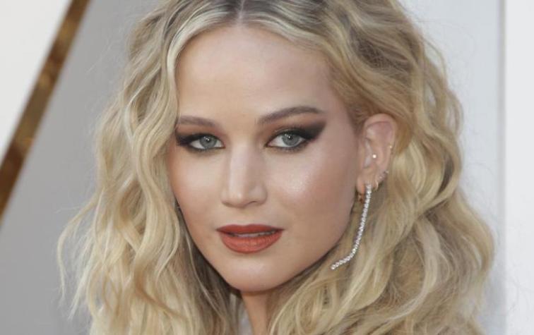 Jennnifer Lawrence se deja ver por la calle con inusual look