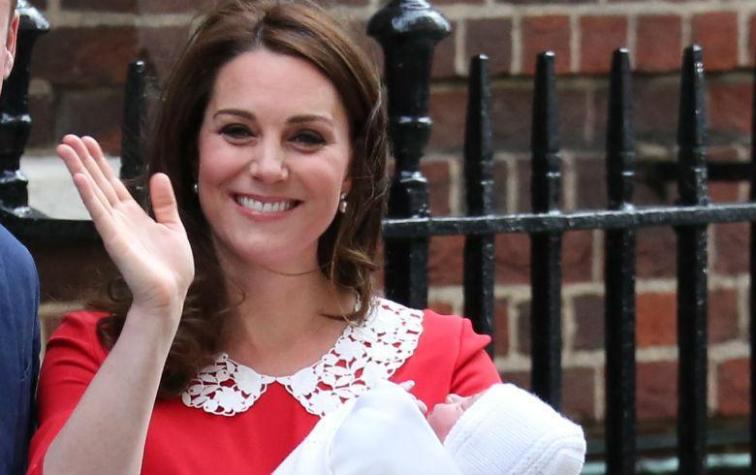 ¿Kate Middleton inspiró su look en Lady Di para presentar a su tercer hijo?