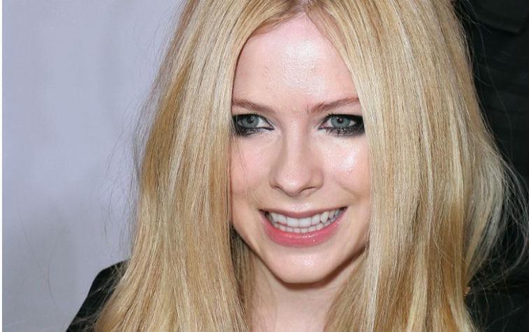 Avril Lavigne reaparece en una gala tras estar dos años alejada de los medios