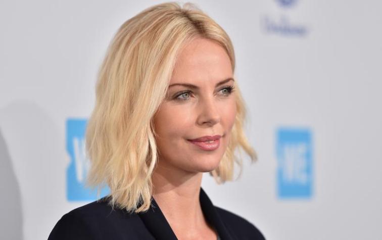 Charlize Theron tuvo que aumentar 22 kilos para su nueva película y luce irreconocible