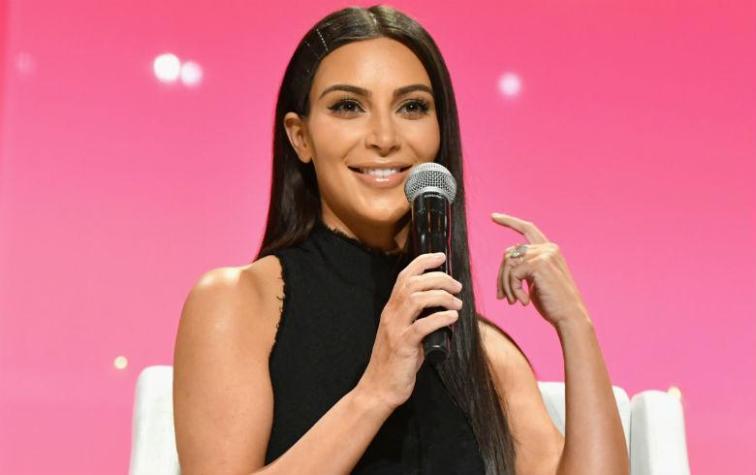 Acusan a Kim Kardashian de plagiar la botella de su nuevo perfume 