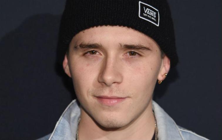 ¡No puede ser! Captan a Brooklyn Beckham a los besos con conejita Playboy