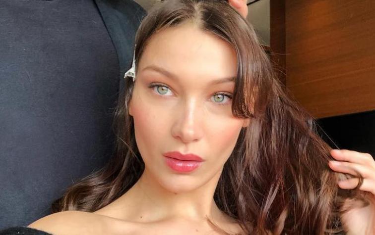 Bella Hadid impresiona con look de calcetines protagonistas