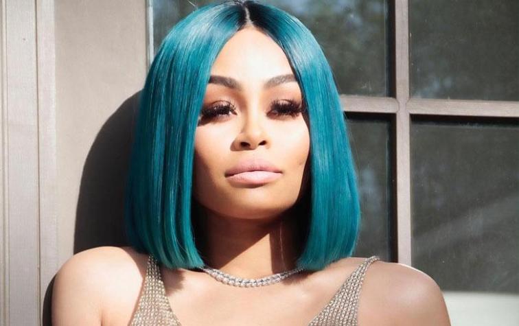 Blac Chyna luce el color del momento en accesorios y calzado