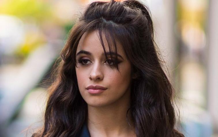 Camila Cabello se deja ver sin maquillaje y con look casual de día domingo