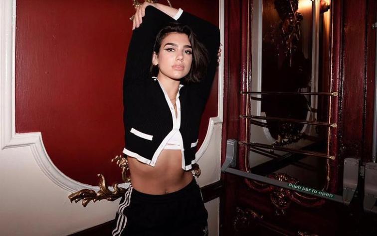 Dua Lipa se convierte en modelo del estilo "navy" para Vogue