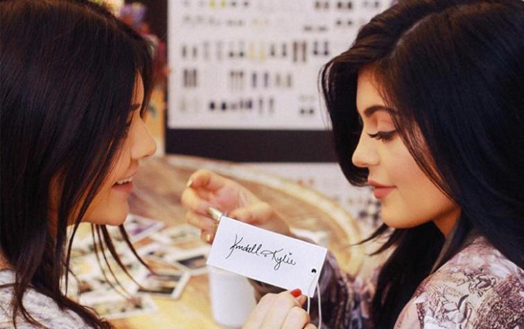 Desde Hollywood: Kendall y Kylie Jenner traen sus accesorios a Chile