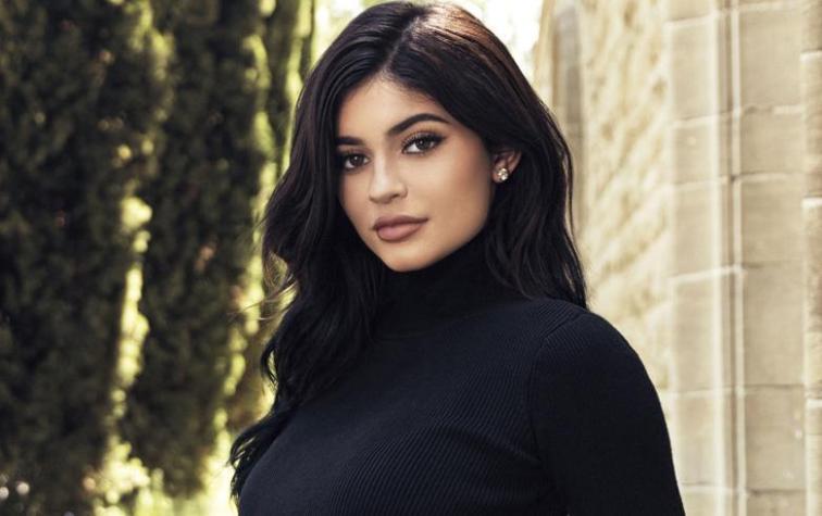 Kylie Jenner luce abdomen plano a dos meses de dar a luz