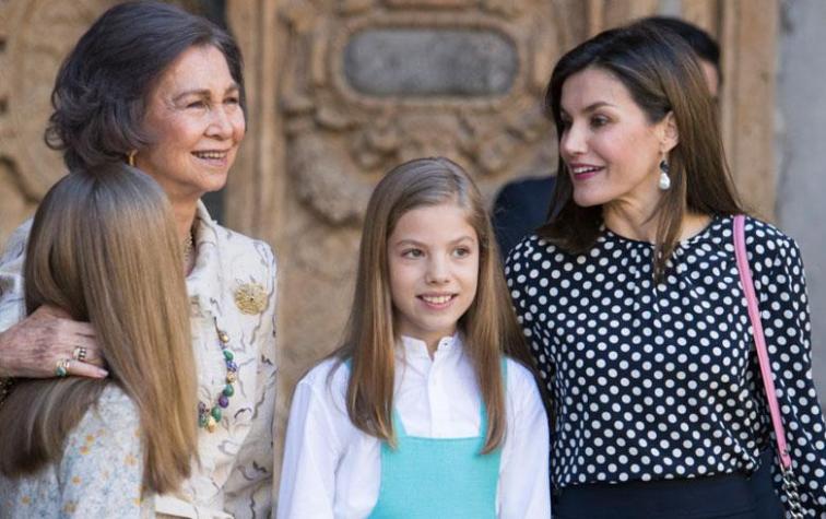 Video muestra a la reina Letizia impidiendo que sus hijas se tomen foto con su abuela