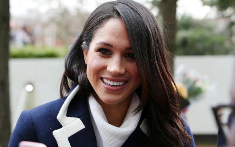 Meghan Markle se luce con look de líneas diplomáticas y hombreras