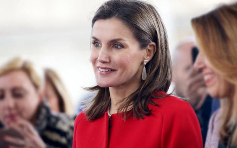 Reina Letizia empuja a su hija para que se acerque a doña Sofía 