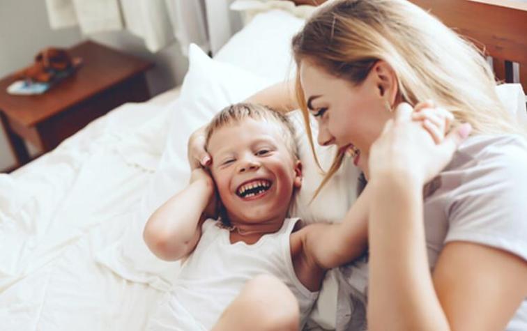 Patadas y manotazos: el video que muestra que es imposible dormir cuando se es madre de tres niños