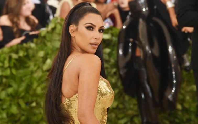 Las extrañas caras que captaron a Kim Kardashian haciendo en la Met Gala